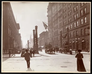 Dekorationer för Dewey Parade framför Waldorf Astoria Hotel på 33rd Street och 5th Avenue, New York, 1899 (silvergelatintryck)