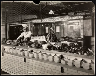 Utställning av kallt kött i köket på Commodore Hotel, 1919 (silvergelatintryck)