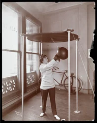 Edna Wallace Hopper slår en boxningspåse på Jack Cooper