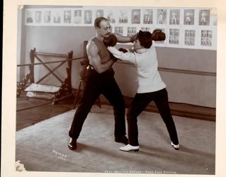 Edna Wallace Hopper poserade i en boxningsring med Jack Cooper på hans gymnasium på Broadway och 37th Street, New York, 1899 (silvergelatintryck)