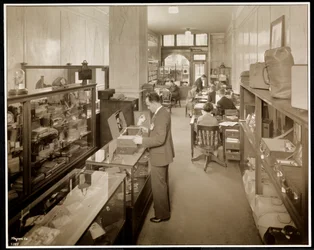En Route Service, Inc., på Savoy Plaza Hotel, 59th Street och 5th Avenue, New York, 1928 (silvergelatintryck)