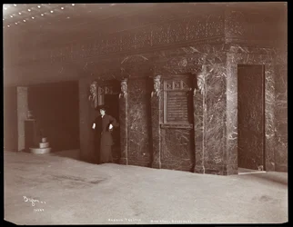 Ethel Barrymore i Hudson Teaterns lobby i New York, 1903 (silvergelatintryck)