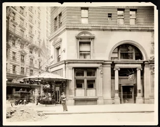 Blomsterställning och ingången till Hotel Imperial Cafe vid Broadway och 32nd Street, New York, ca 1905 (silvergelatintryck)