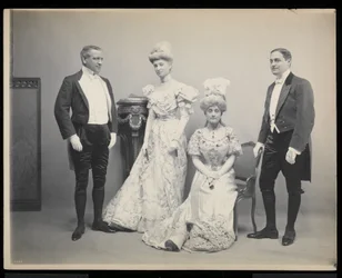 Gruppporträtt av Sydney Dillon Ripley tillsammans med tre andra vid James Hazen Hyde Ball, New York, 31 januari 1905 (silvergelatintryck)