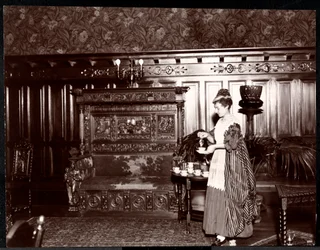 Gäst som tar te på Hotel Marie Antoinette, 1895 eller 1896 (silvergelatintryck)