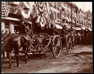 Hästdraget artilleri på parad vid Dobbs Ferry, New York, 1898 (silvergelatintryck)