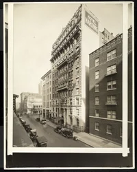 Hotel Harding vid 55th Street och Broadway, New York, 1921 (silvergelatintryck)