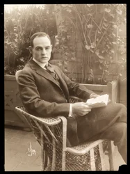 Howard Estabrook i en trädgård, 1915-16 (silvergelatintryck)
