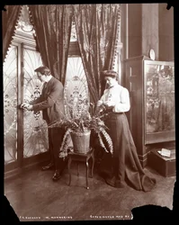 James K. Hackett and Wife (Mary Mannering) at Home, ca 1902 (silvergelatintryck)