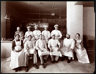 Kökspersonal på Hotel Manhattan, 1902 (silvergelatintryck)