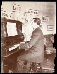 Kyrle Bellew och vän vid pianot i Bellew