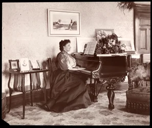 Madame Frances Saville hemma, 1895 (silvergelatintryck)