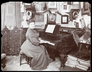 Madame Schumann Heink sittande vid ett piano, 1906 (silvergelatintryck)