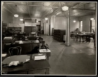 Huvudkontoret för Carolyn Laundry på 111 East 129th Street, East Harlem, New York, 1929 (silvergelatintryck)