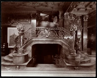 Huvudtrappan i lobbyn på Hotel Imperial, 1904 (silvergelatintryck)