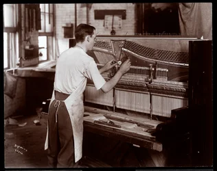 En man arbetar i Hardman, Peck und Co. pianofabrik, New York, 1907 (silvergelatintryck)