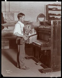 Man som arbetar i Hardman, Peck und Co. pianofabrik, New York, 1907 (silvergelatintryck)