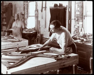 Man som arbetar i Hardman, Peck und Co. pianofabrik, New York, 1907 (silvergelatintryck)