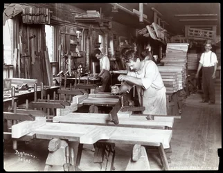 Män som arbetar i Hardman, Peck und Co. pianofabrik, New York, 1907 (silvergelatintryck)