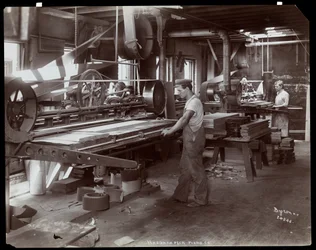 Män som arbetar i Hardman, Peck und Co. pianofabrik, New York, 1907 (silvergelatintryck)