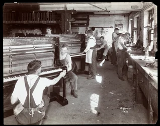 Män som arbetar i Hardman, Peck und Co. pianofabrik, New York, 1907 (silvergelatintryck)