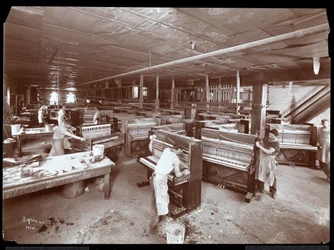 Män som arbetar i Harrington Piano Co:s fabrik, 1907