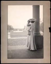 Mrs. Clarence Mackay och barn i portiken i Harbor Hill, Long Island 1898-1910 (platinatryck)