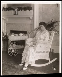 Mrs. Howard satt med en bok i en gungstol i sitt hem på 200, 5th Avenue, New York, 1915-6 (silvergelatintryck)