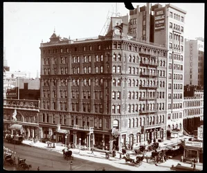 Nordöstra hörnet av Hotel Cadillac på Broadway och 43rd Street, New York, 1907 (silvergelatintryck)