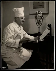 Porträtt av kökschefen Maurice Hervieux vid mikrofonen på Hotel Commodore, 1930