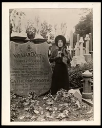 Porträtt av Eva Booth vid sin fars, general William Booths grav, ca 1915 (silvergelatintryck)