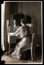 Porträtt av Jobyna Howland sittande vid sitt toalettbord, 1908-9 (silvergelatintryck)