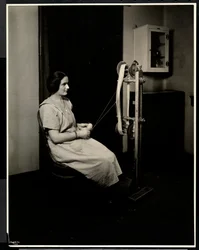Porträtt av en blind, dövstum och stum ung kvinna som spinner ull på New York Association for the Blind, 111 East 59th St., New York, 1923 (silvergelatinprint)