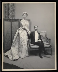 Porträtt av en oidentifierad man och kvinna på James Hazen Hyde Ball, New York, 31 januari 1905 (silvergelatintryck)