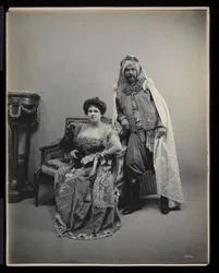Porträtt av en oidentifierad man och kvinna på James Hazen Hyde Ball, New York, 31 januari 1905 (silvergelatintryck)
