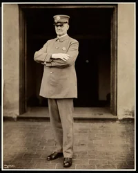 Porträtt av den högsta polisen på Hotel Commodore, 1922 (silvergelatintryck)