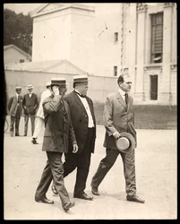 President William Howard Taft med professor Arthur Twining Hadley från Yale University och en annan man, 1900-20 (silvergelatintryck)