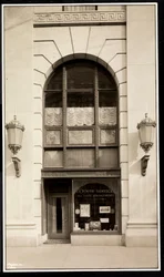 Skyltfönster för En Route Service, Inc., på Savoy Plaza Hotel, 59th Street och 5th Avenue, New York, 1928 (silvergelatintryck)