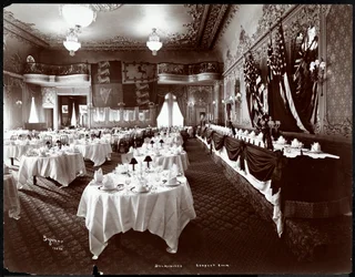 Bord dukade i bankettrummet på Hotel Delmonico, 1902 (silvergelatintryck)