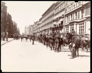 Guvernörens personal väntar på Li Hung Changs ankomst till Waldorf Astoria Hotel, 34th Street, New York, 1896 (silvergelatintryck)