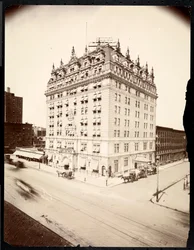 The Hotel Navarre, 7th Avenue och 38th Street, New York, 1908 (silvergelatintryck)
