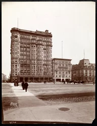 Hotel Savoy på 59th Street och 5th Avenue, utsikt från ingången till Central Park, New York, 1898 (silvergelatintryck)