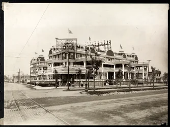 Hotel Shelburne vid Sea Breeze Avenue och Ocean Parkway, Coney Island, New York, ca 1913 (silvergelatintryck)