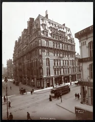 Hotel Victoria, sydöstra hörnet av Broadway och 27th Street, New York, 1900 eller 1901 (silvergelatintryck)
