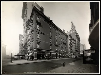 The Hotel Woodward, Broadway och 55th Street, New York, 1920 (silvergelatintryck)