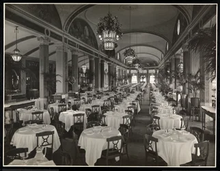 Restaurangen i takterrassen på Hotel Pennsylvania, 1919 (silvergelatintryck)