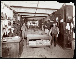 Vinkällaren på Hotel Manhattan, 1902 (silvergelatintryck)