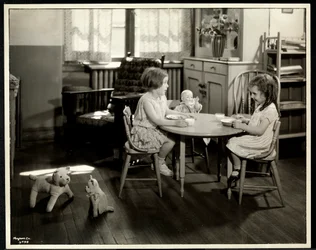 Två blinda synskadade flickor äter vid ett litet bord med en docka på New York Association for the Blind, 111 East 59th Street, New York, 1933 (silvergelatintryck)