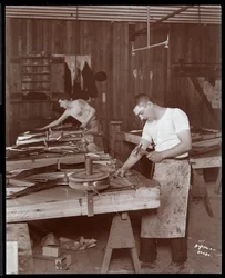 Två män som arbetar i Harrington Piano Co.-fabriken, 1907 (silvergelatintryck)