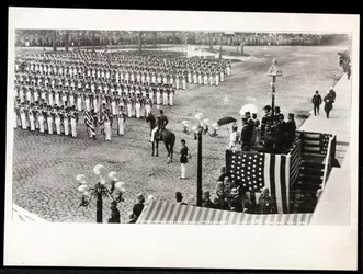 Vy av prinsessan Eulalia av Spanien som granskar 7:e regementet som marscherar i Columbus Celebration Parade vid Savoy Hotel, New York, 1899 (silvergelatintryck)